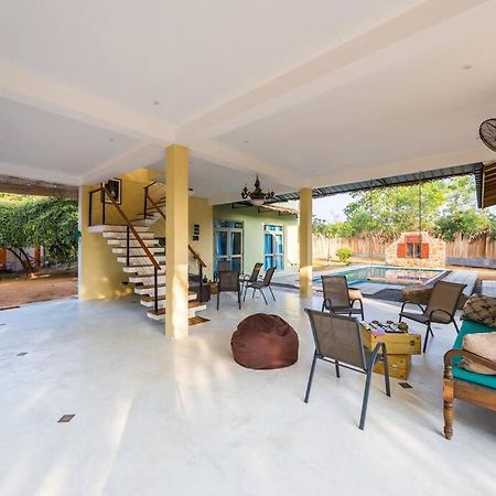 Forestville Yala Luaran gambar